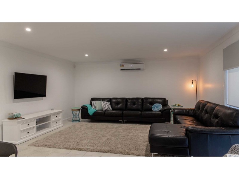 8 Lakeaire Circuit, Cameron Park NSW 2285