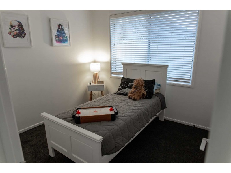 8 Lakeaire Circuit, Cameron Park NSW 2285