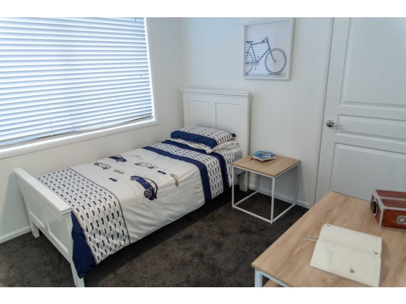 8 Lakeaire Circuit, Cameron Park NSW 2285