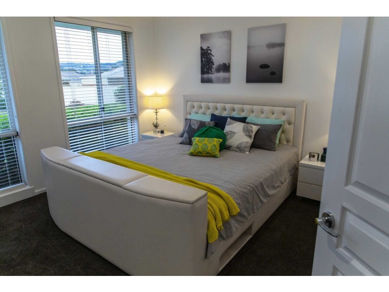 8 Lakeaire Circuit, Cameron Park NSW 2285