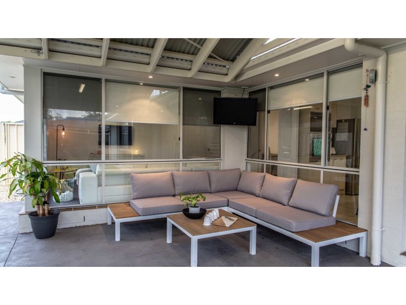 8 Lakeaire Circuit, Cameron Park NSW 2285