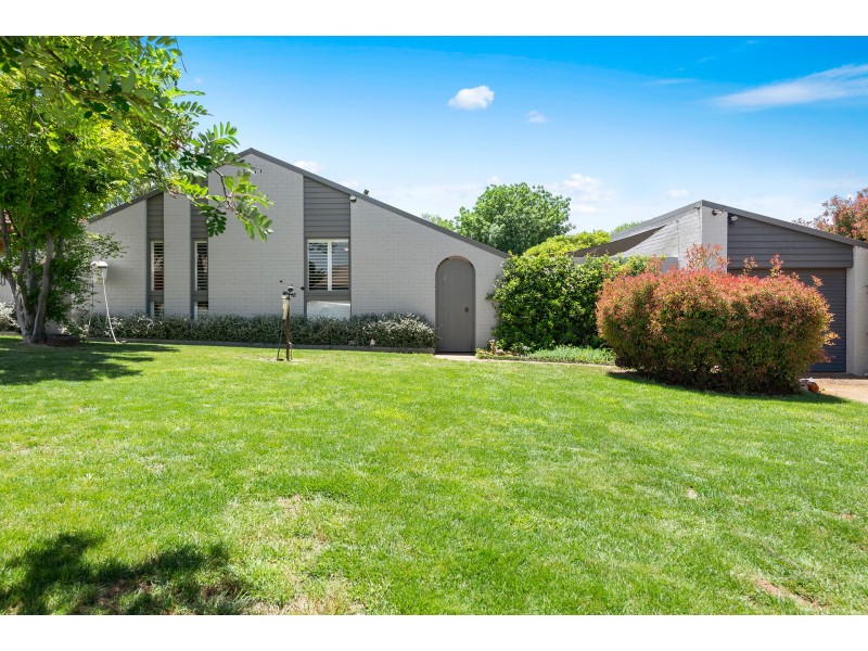 9 Stirling Place, Blayney NSW 2799