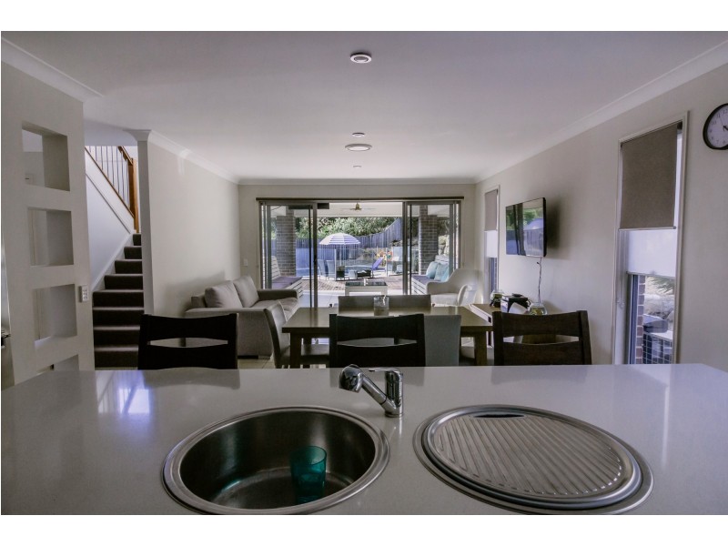 10 Barcoo Street, Pacific Pines QLD 4211