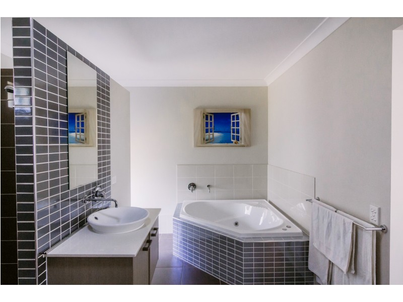 10 Barcoo Street, Pacific Pines QLD 4211