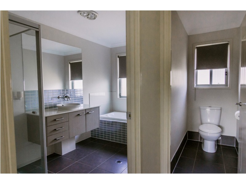 10 Barcoo Street, Pacific Pines QLD 4211