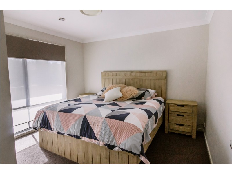 10 Barcoo Street, Pacific Pines QLD 4211