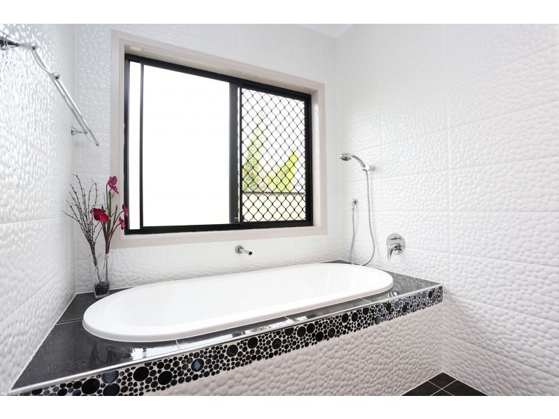 8 Zachary Court, Hillcrest QLD 4118