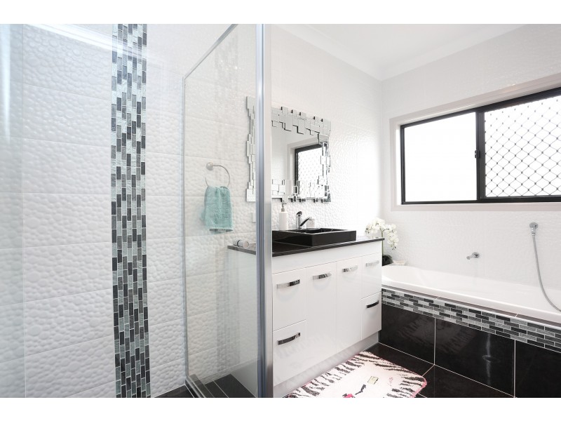 8 Zachary Court, Hillcrest QLD 4118