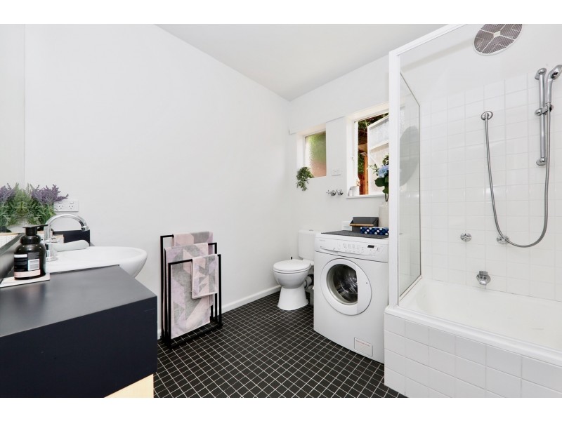 1/76 Carlisle Street, St Kilda VIC 3182