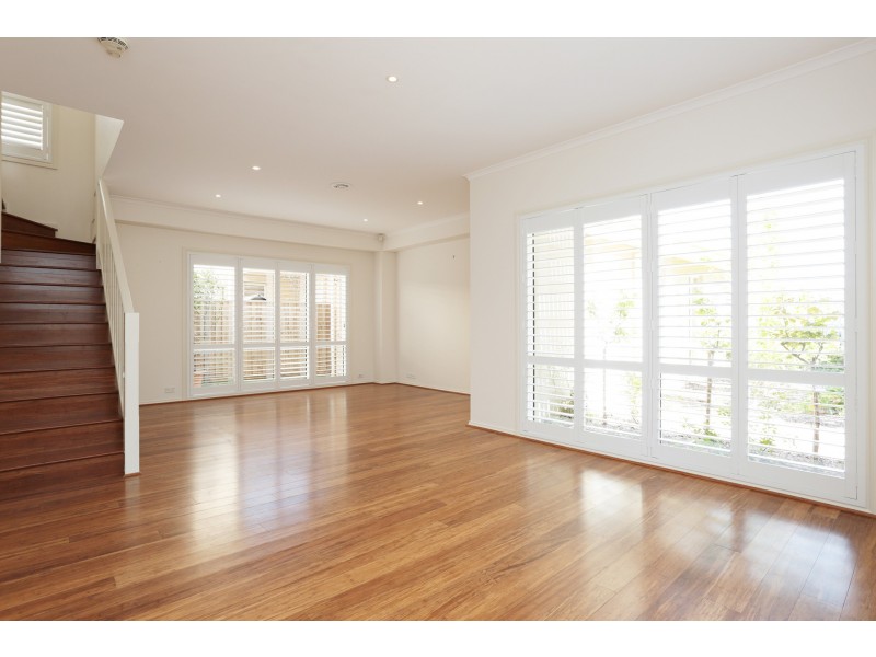 17 Lowess Lane, Sanctuary Lakes VIC 3030