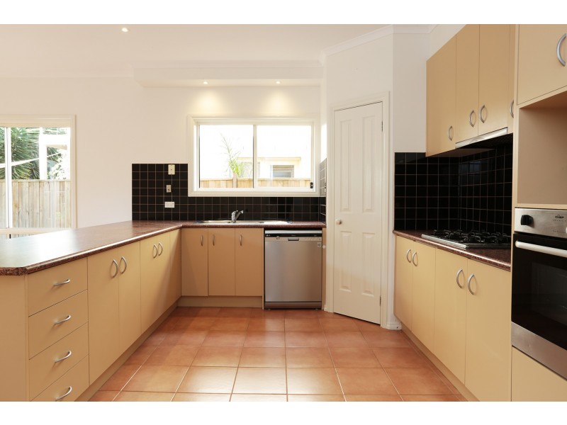 17 Lowess Lane, Sanctuary Lakes VIC 3030