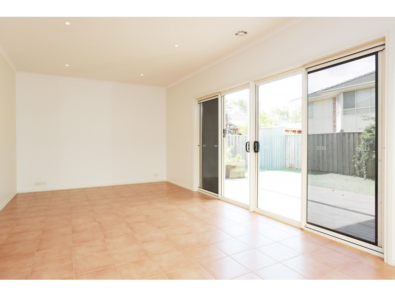 17 Lowess Lane, Sanctuary Lakes VIC 3030