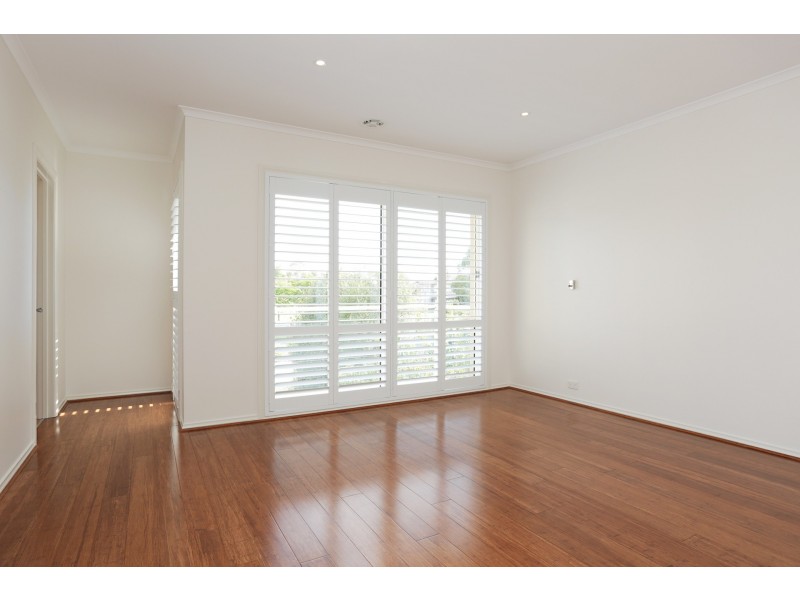 17 Lowess Lane, Sanctuary Lakes VIC 3030