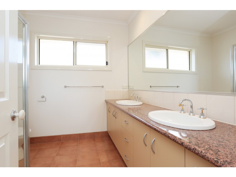 17 Lowess Lane, Sanctuary Lakes VIC 3030