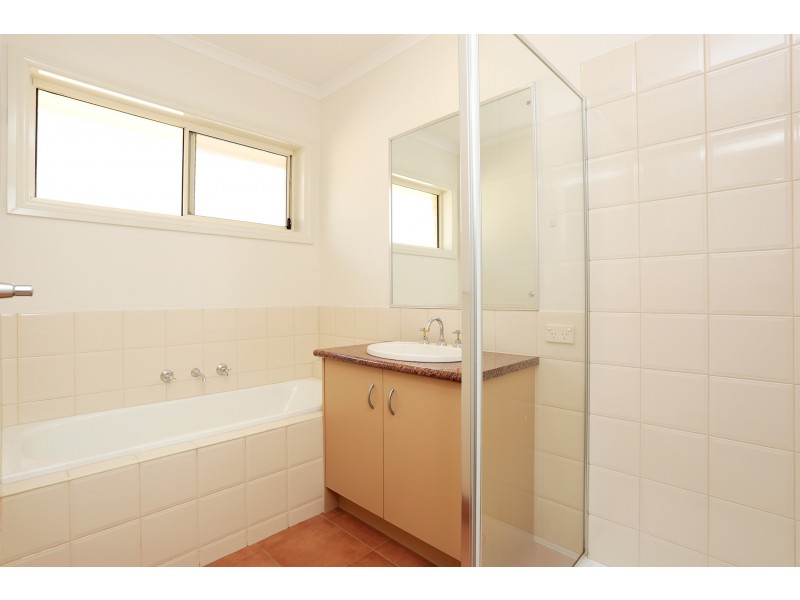 17 Lowess Lane, Sanctuary Lakes VIC 3030