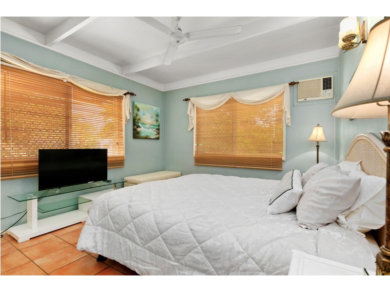 51 Veivers Road, Palm Cove QLD 4879