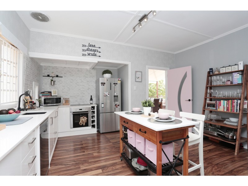 10 Burn Street, Camp Hill QLD 4152