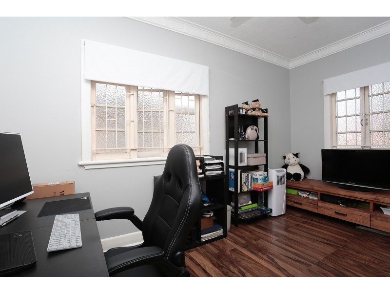 10 Burn Street, Camp Hill QLD 4152