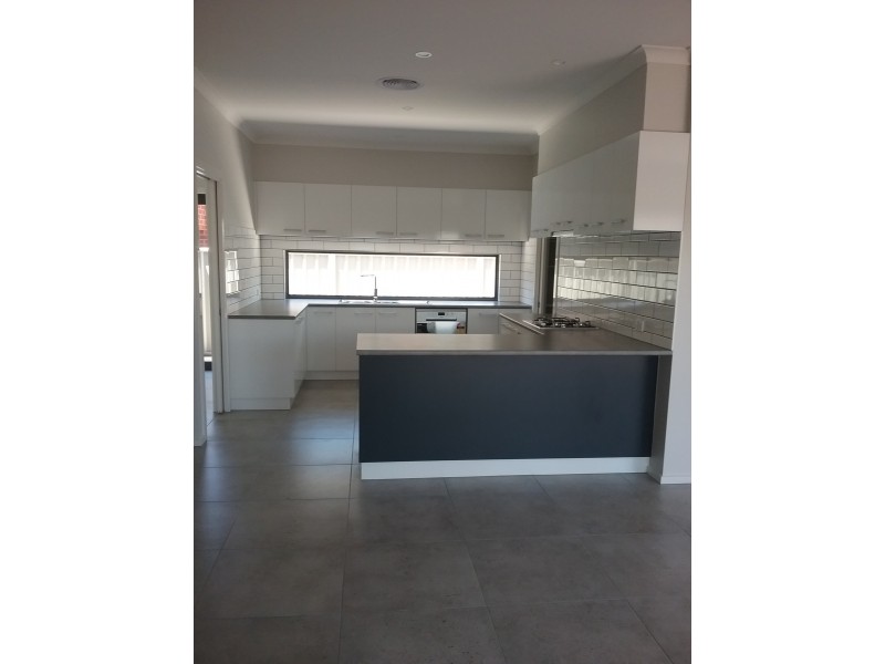 1/27 Sunset Avenue, Echuca VIC 3564