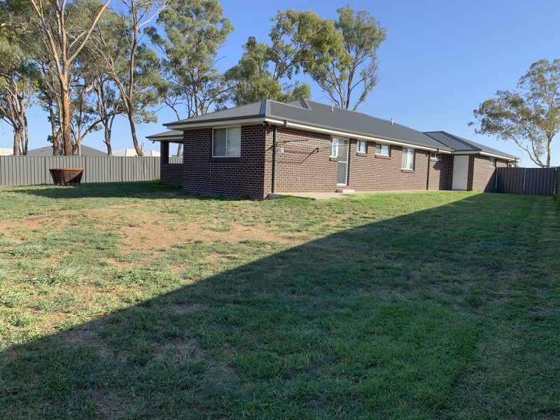 72 Molloy Drive, Orange NSW 2800