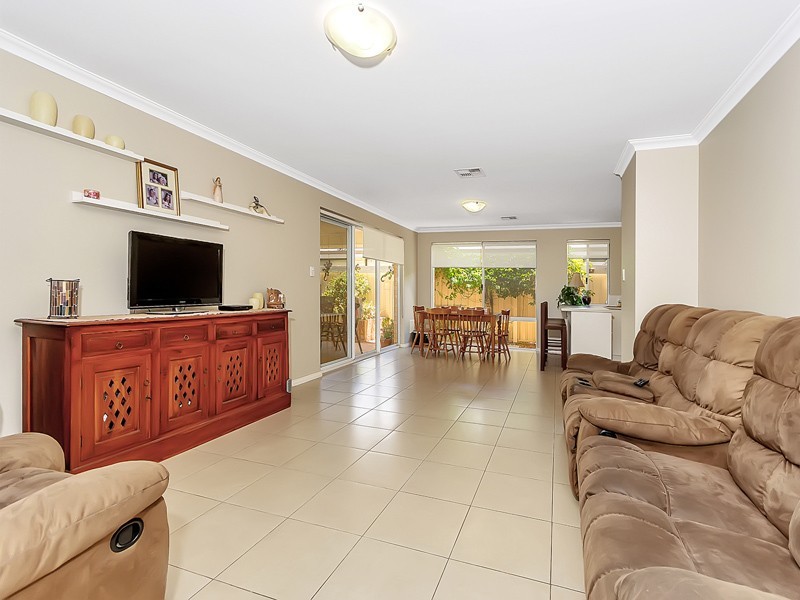 16 Marseille Gardens, Piara Waters WA 6112