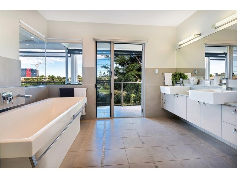 2/145 Palm Meadows Drive, Carrara QLD 4211