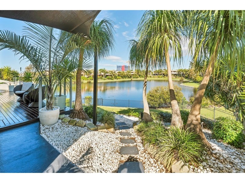 2/145 Palm Meadows Drive, Carrara QLD 4211