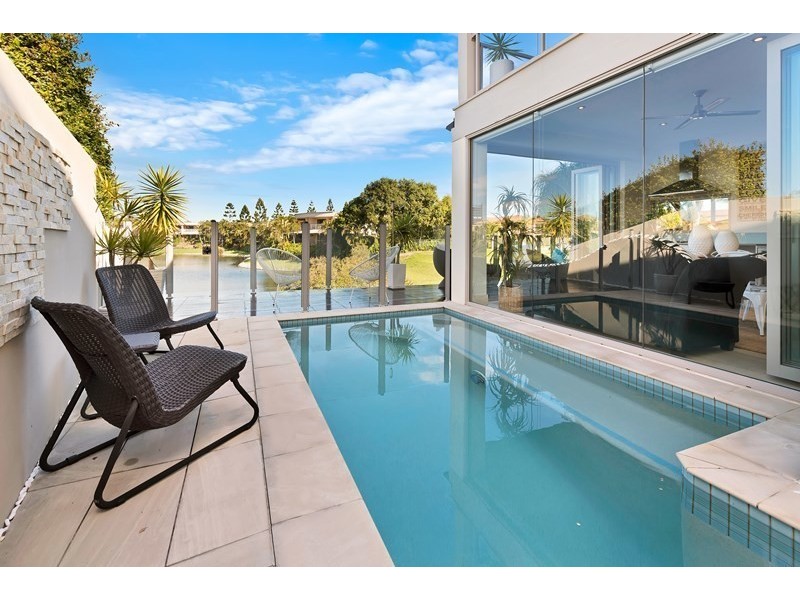 2/145 Palm Meadows Drive, Carrara QLD 4211