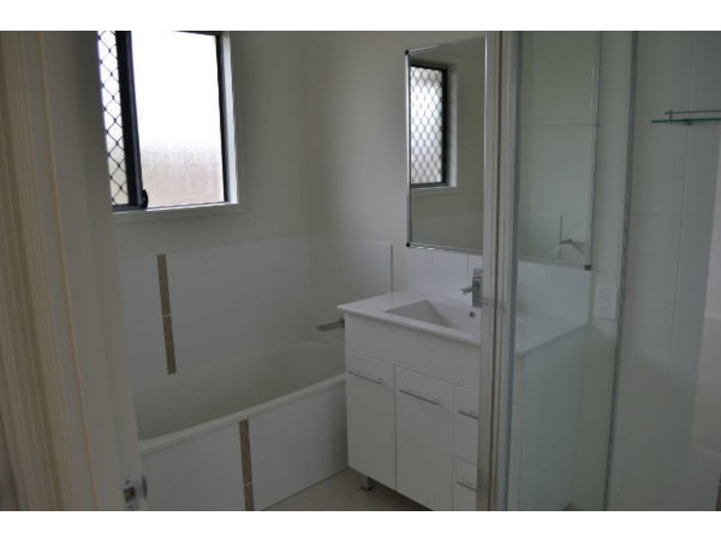 3 Hollanders Cresent, Kelso QLD 4815