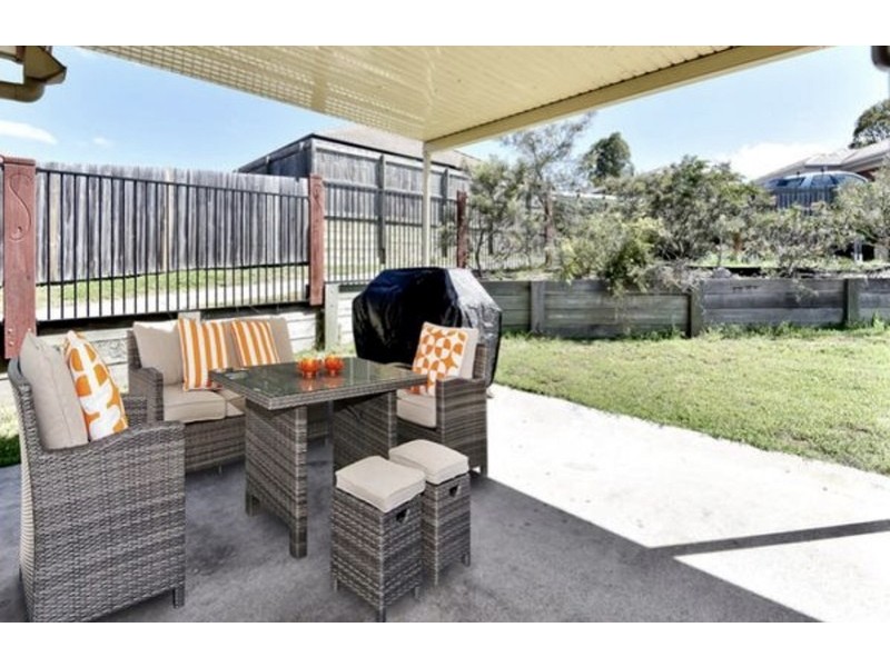 6 Vernon Place, Edens Landing QLD 4207