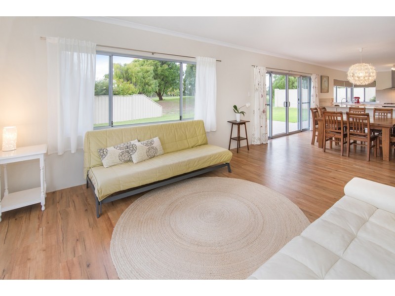 8 Brookland Loop, Dunsborough WA 6281