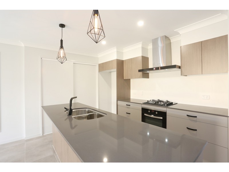 25 Crown Street, Silkstone QLD 4304