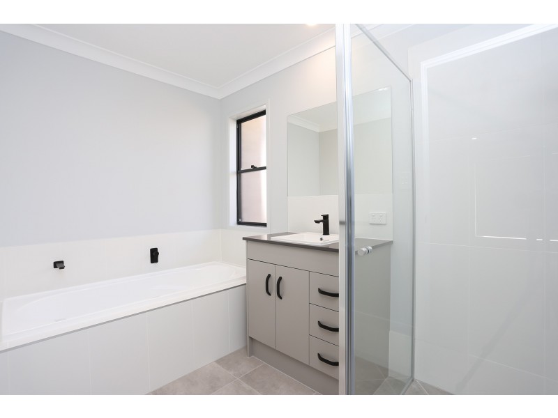 25 Crown Street, Silkstone QLD 4304