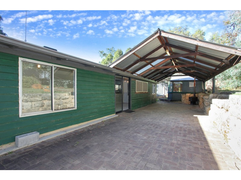 2 Henderson Road, Stoneville WA 6081