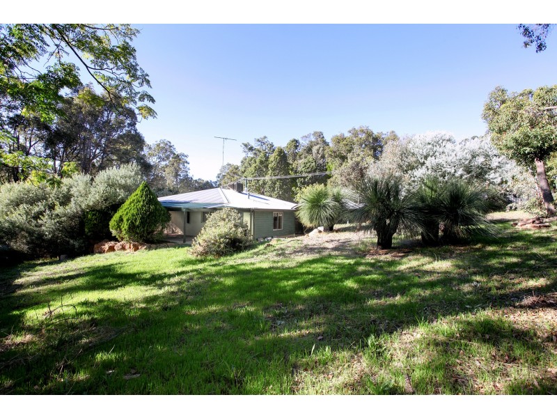 2 Henderson Road, Stoneville WA 6081