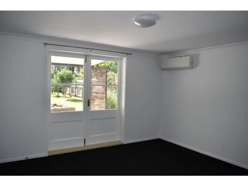 11 Creek Street, Silkstone QLD 4304