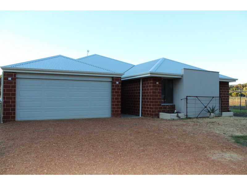 9 Paterson Road, Waroona WA 6215