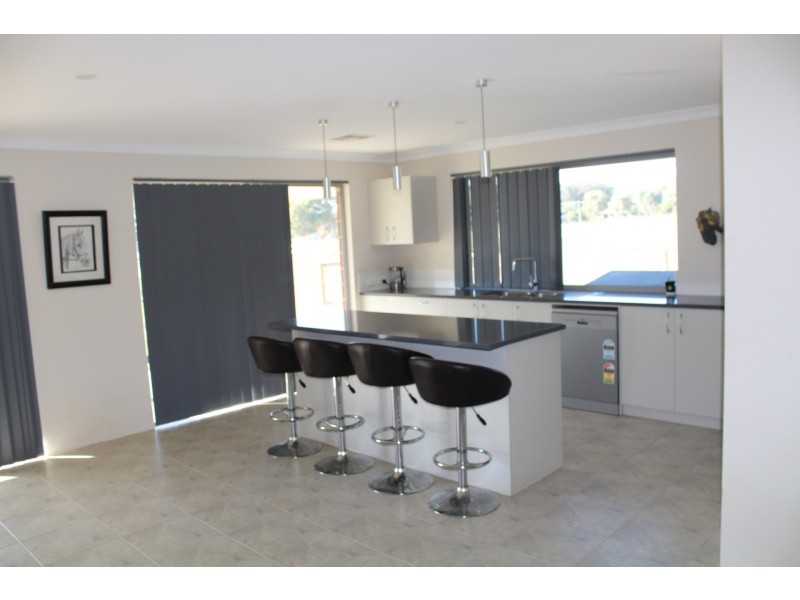 9 Paterson Road, Waroona WA 6215