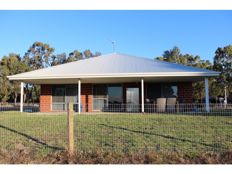 9 Paterson Road, Waroona WA 6215