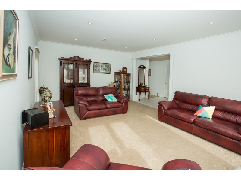 63 Lake Gardens Avenue, Lake Gardens VIC 3355