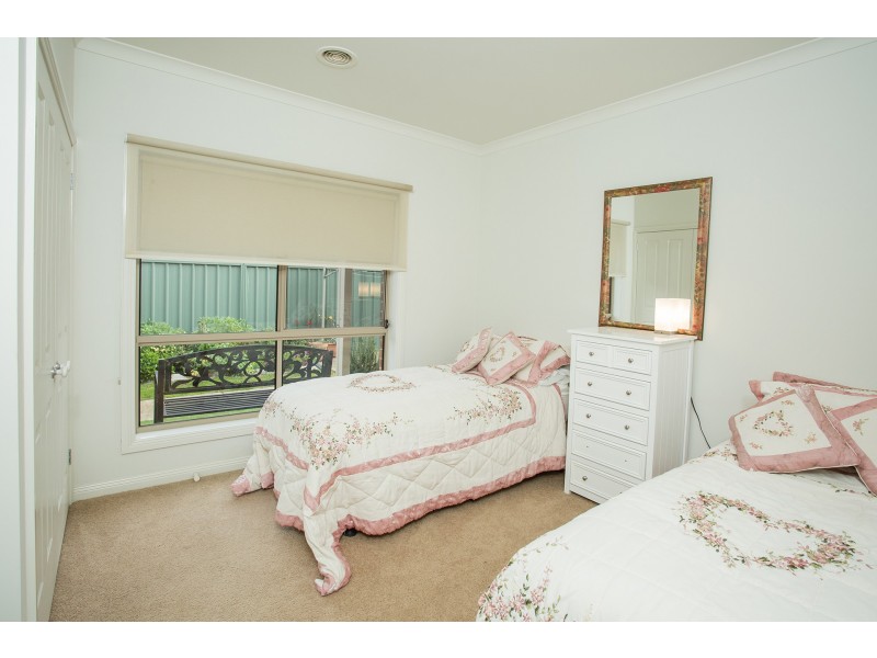 63 Lake Gardens Avenue, Lake Gardens VIC 3355