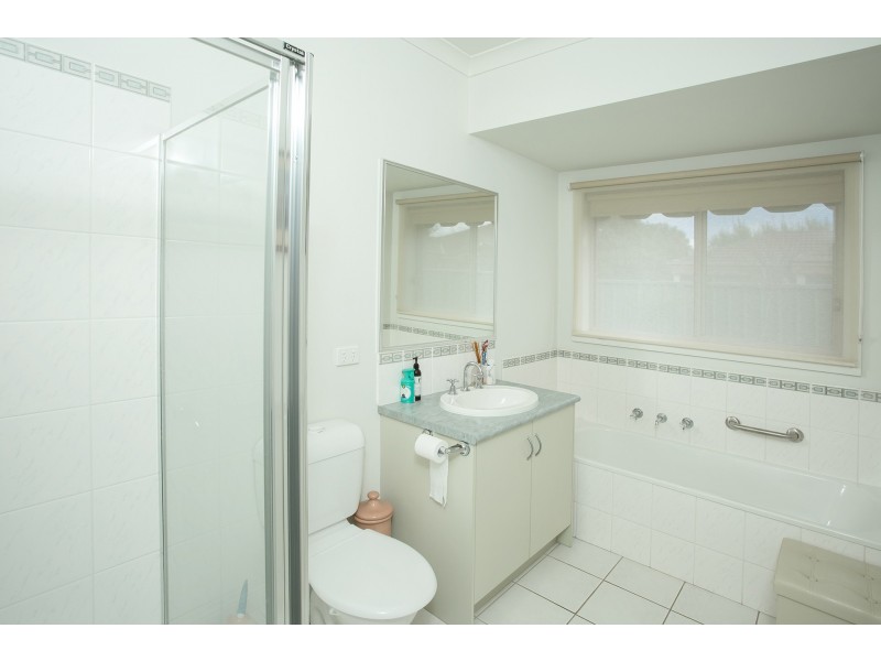 63 Lake Gardens Avenue, Lake Gardens VIC 3355