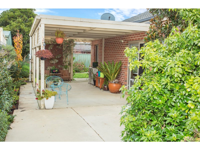 63 Lake Gardens Avenue, Lake Gardens VIC 3355