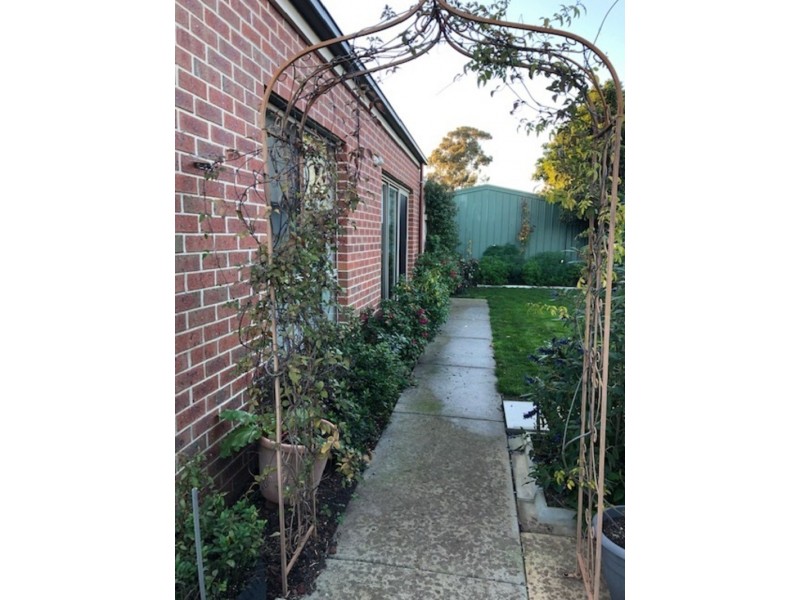 63 Lake Gardens Avenue, Lake Gardens VIC 3355