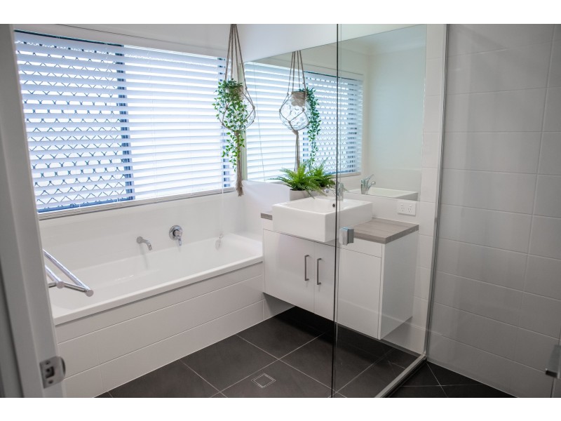 7 Renshaw Crescent, Kearneys Spring QLD 4350