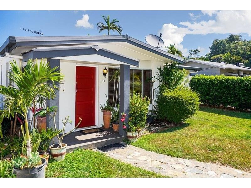 19 Sommerville Cr, Whitfield QLD 4870