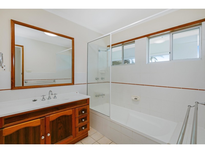 19 Sommerville Cr, Whitfield QLD 4870