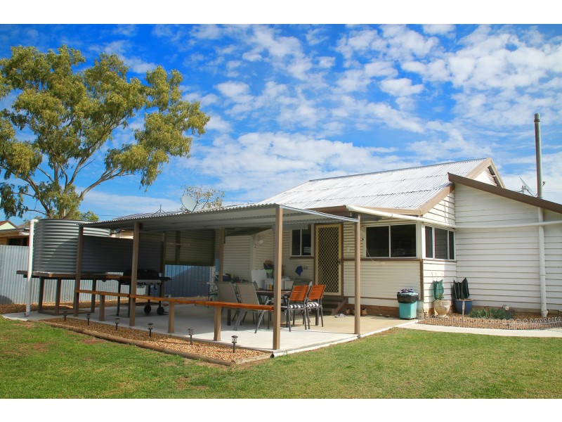 8 Creek Street, Yuleba QLD 4427