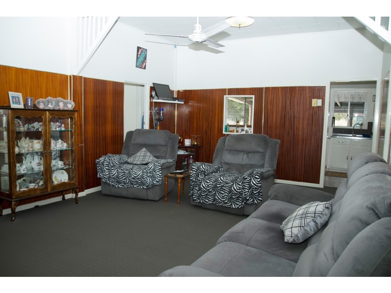 8 Creek Street, Yuleba QLD 4427