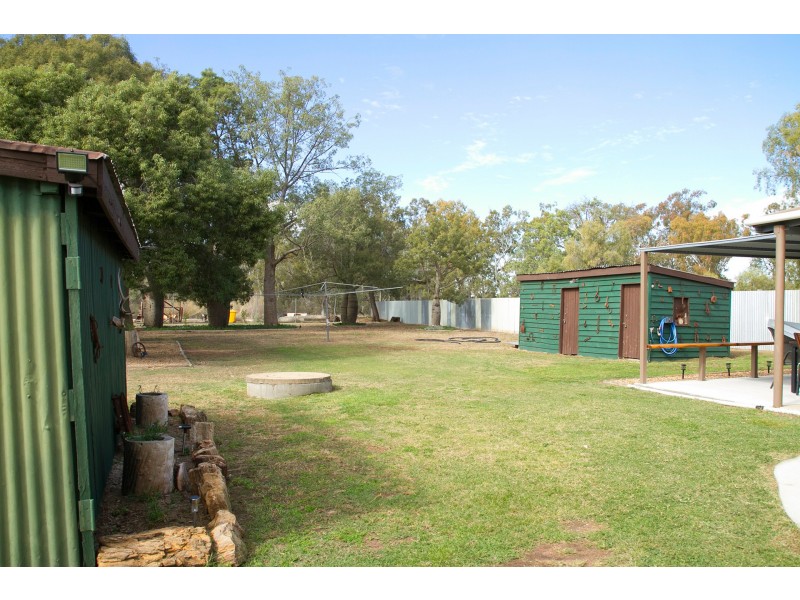 8 Creek Street, Yuleba QLD 4427